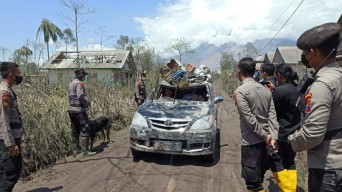 Antisipasi Penjarahan, Polisi Rutin Patroli di Permukiman Warga Terdampak Erupsi Gunung Semeru