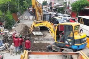 Cegah Genangan di Jalan Kedung Cowek, Pemkot Surabaya Bangun Saluran yang Terkoneksi ke Laut