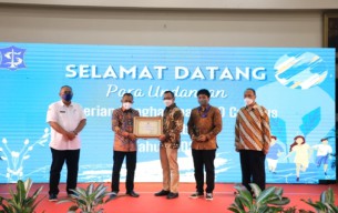 Pemkot Surabaya Beri Penghargaan 10 Kampus Terbaik yang Ramah Lingkungan
