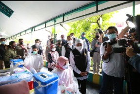 Jadi Lokomotif Percepatan Vaksin Anak, Gubernur Jatim Apresiasi Wali Kota Eri