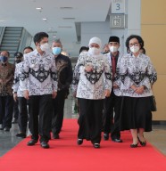 Gubernur Khofifah Terima Anugerah Dwija Praja Nugraha Dari PGRI Pusat