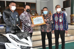 Juara 1 Award Jawa Timur 2021, Bupati Jember Dapat Hadiah Sepeda Motor