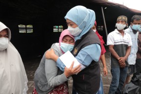 Kawal Penanganan Bencana Gunung Semeru, Gubernur Khofifah Ngantor di Lumajang