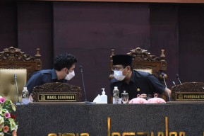 Wagub Emil Sampaikan Jawaban Eksekutif Terhadap Raperda APBD Jatim 2022
