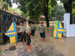 Banjir Meluap Lagi, Anak Sekolah di Gresik Belajar di Tengah Banjir