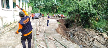 BPBD Gresik Bantu 10 Cangkul dan Linggis Desa Terdampak Longsor di Bawean