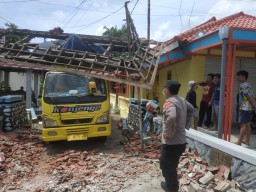 Ambyar! Gapura Desa di Ponorogo Hancur Diserondol Truk Muat Tembakau