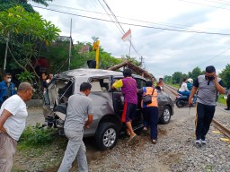 Tertabrak Kereta Kahuripan, Penumpang Mobil ini Alhamdulillah Masih Selamat