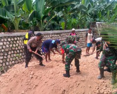 Aparat dan Warga Perbaiki Tanggul Ambles di Kanor Bojonegoro