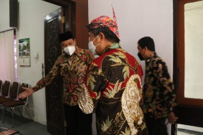 Sidoarjo Kenalkan Layanan Online kepada Pemkab Minahasa Selatan