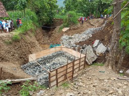 Jembatan Ambrol Ponorogo Berbuntut Panjang, Pemkab Putus Kontrak CV