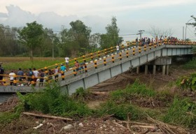 Jembatan Kacangan Benjeng Ambruk, Akses Warga di Beberapa Desa Terputus