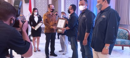 KLIKJATIM.COM dan Enam Media Siber Anggota AMSI Jatim Terima Sertifikat Verifikasi Faktual Dewan Pers