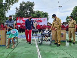 Peringati HKSN, Dinsos Tulungagung Berbagi Kursi Roda untuk Difabel
