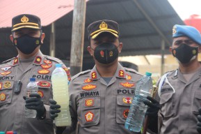Kapolres Ngawi 'Pamer' Arak Jowo Ratusan Liter