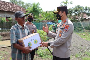 Sambangi Korban Angin Puting Beliung di Tulungagung, Kapolres Berikan Santunan Sembako
