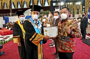 Bupati Gresik Fandi Akhmad Yani Terima Penghargaan dari Universitas Negeri Surabaya