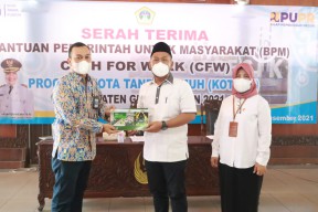 Bantu Korban PHK Selama Pandemi Covid-19, Bupati Gresik Apresiasi Program CFW