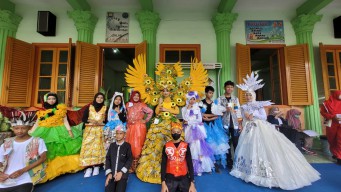 Manfaatkan Barang Bekas, Pelajar SMPN 2 Gresik Gelar Busana Fashion Show