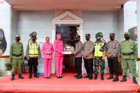Bhayangkari Jombang Berikan Bingkisan Kepada Petugas Pospam Ops Lilin Semeru 2021