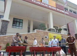 Selain Musnahkan BB, Kejari Bojonegoro Juga Lakukan Lelang Mobil