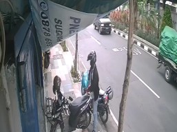 Maling Santuy Ini Gentayangan di Surabaya, Aksinya Terekam Kamera CCTV