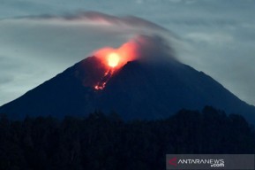 UPDATE Semeru : Senin Malam Muntahkan Lava Pijar, Selasa Pagi Terjadi  Guguran Awan Panas