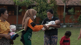 Khofifah Sebut Lansia dan Orang Dewasa di Pengungsian Butuh Layanan Psycho Social