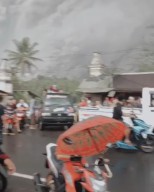 Satu Orang Meninggal Akibat Erupsi Semeru, 10 Orang Masih Terjebak Lumpur Tunggu Evakuasi
