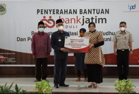 Bank Jatim Serahkan Bantuan CSR 5 Unit Sanitasi dan Rehab 10 Rumah  RTLH