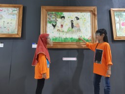 Dua Bocil Asal Gresik Pamerkan 40 Karya Lukis