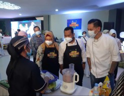 Chef Juna Tiba Di Gresik Disambut Ratusan Emak-emak