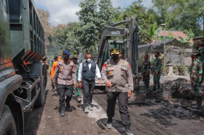 Evakuasi Korban Semeru Sering Terkendala Hujan Deras