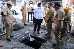 Masalah Banjir di Gresik Kota, Bupati Rencanakan Normalisasi Drainase Jalan Samanhudi