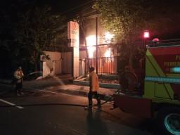 Diduga Korsleting, ATM Bank BNI Jalan Veteran Gresik Terbakar