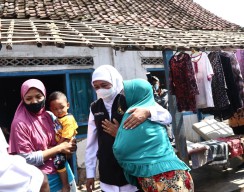 Khofifah Salurkan Bantuan Rp 1 Miliar Untuk Korban Angin Puting Beliung Madiun