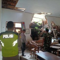 Ruang Kelas SDN 3 Temon Ponorogo Ambrol, Siswa Masuk Bergantian