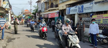 Langgar Prokes, Empat Warga Tambak Asri  Surabaya Dihukum Push Up