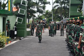 Kunjungi  Kodim 0812 Lamongan, Pangdam Tanam Pohon dan Beri Arahan Jajaran
