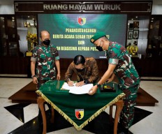 Pangdam V Brawijaya Teken BAST Beasiswa Putra-Putri TNI AD dari Bank Mandiri