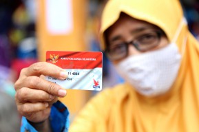 Pemkot Surabaya Salurkan KKS di Tiap Kecamatan