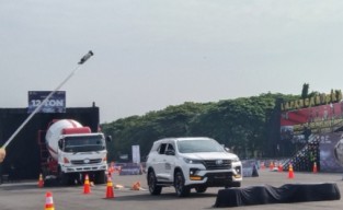 Rasakan Sensasi Tunggangi All New Fortuner 1GD Tarik Truk Molen 12 Ton