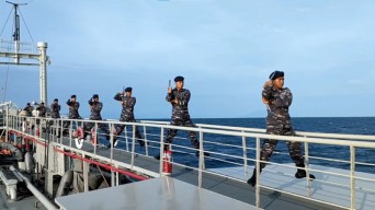 Jaga Stamina, Prajurit KRI Sungai Gerong-906 Olahraga di Tengah Ayunan Ombak