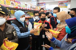 Khofifah Minta Jurnalis Ikut Kawal Informasi Soal Minyak Goreng