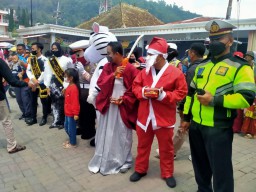 Pasukan Berkuda dan Sinterklas Datangi Telaga Sarangan, Ini yang Dilakukan