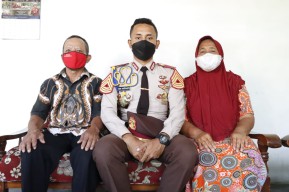 Anak Penjual Tahu Keliling Itu Kini Menyandang Taruna Akpol