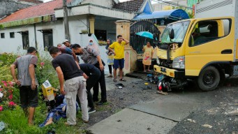 Baru 2 Bulan Menikah Pasutri di Gresik Kecelakaan, Suami Meninggal