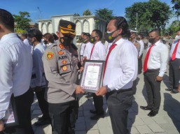 Kinerja Bagus, Puluhan Anggota Polres Gresik Terima Penghargaan
