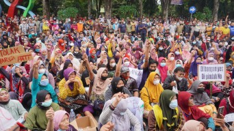 Pedagang Pasar Kota Bojonegoro Blokir Jalan Alun Alun, Tolak Pindah