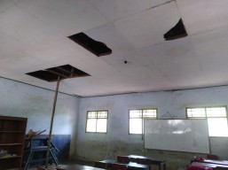 Atap Rusak Disangga Bambu, Kondisi Gedung SDN 2 Karangpatihan Ponorogo Memprihatinkan